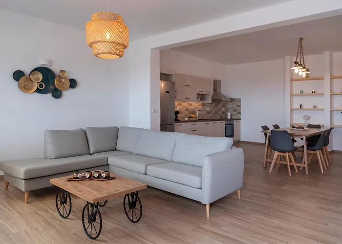 Semesterbostad Panteronisia View Angairiá